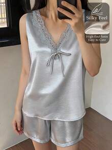 DAZY 2件組女士蕾絲拼接純色V領寬鬆緞面長袖長褲睡衣套裝，秋冬款 - 淺灰色 - 查看 4