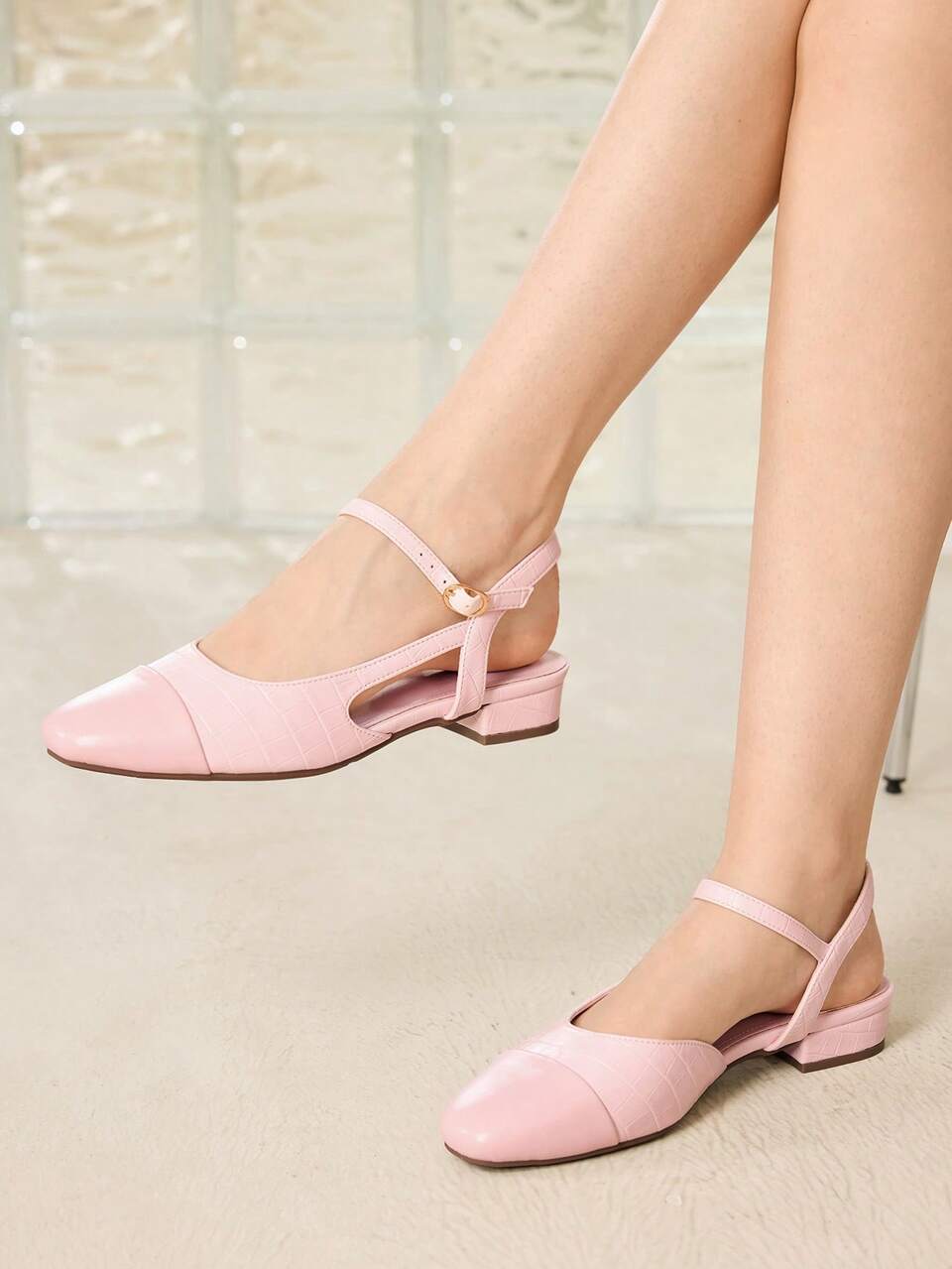 LADIES' NEW FRENCH RETRO SMALL SQUARE TOE REAR STRAP FLAT SOLE SHOES ARE ELEGANT, VERSATILE AND COMFORTABLE