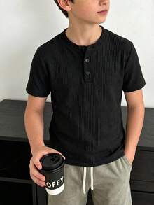 SHEIN Little Byeori 兒童青少年男孩休閒學院風舒適時尚極簡實用百搭軟質紋理布料丹寧短袖圓領T恤，適合秋冬春夏，適用於日常穿著、戶外玩耍、運動、學校、街頭風、派對與休閒場合 - 黑色 - 查看 2