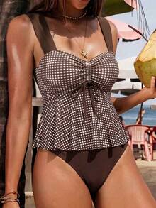 SHEIN Swim 女款復古甜美/法式鄉村風兩件式比基尼套裝：棕色與白色格紋印花上衣，配有方領、寬肩帶、抽褶胸部設計及繫帶細節，下擺為喇叭A字型；搭配純色泳褲。適合度假與海灘穿著。 - 彩色 - 查看 4