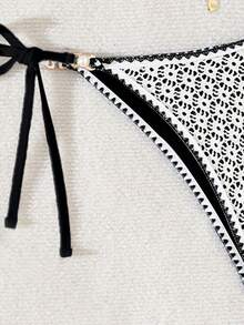 Swim Mod Bolso triangular de estilo sexy para mujer con tela calada, unicolor, adorno de flor de concha y perlas - Negro - Ver 4