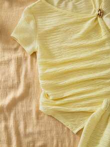 SHEIN Conjunto de camiseta de manga corta asimétrica de diseñador amarillo para adolescente (niña) con cuello inclinado y cintura con volantes, - Amarillo - Ver 5