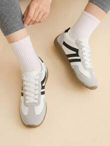 CUCCOO EASI Zapatos casuales planos para mujer con cordones, versátiles para salir, zapatos de entrenamiento moral universitario - Blanco y Negro - Ver 4