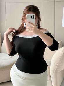 Livesso Curve 大尺碼撞色蕾絲飾邊露肩T恤 - 黑色 - 查看 4