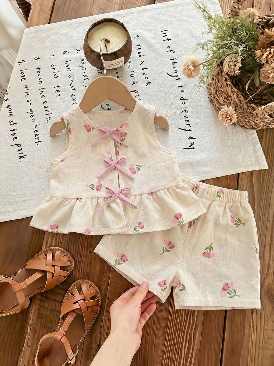 SHEIN 兒童嬰兒/幼兒(女童)背心套裝,碎花印花皺褶布料圓領無袖上衣與短褲套裝 - 粉色 - 查看 1
