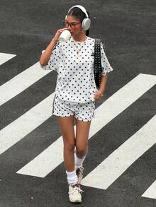 Muchica 女款白色黑波點夏季兩件式套裝，側條紋寬鬆T恤與短褲套組，休閒街頭風城市度假居家運動服 - 黑與白 - 查看 6