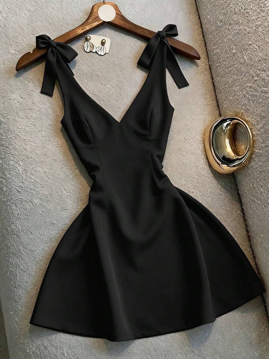 SHEIN Franclia 女款中長版純色黃色洋裝,後背繫帶拉鍊肩帶V領收腰顯瘦優雅淑女風,適合約會、日常、度假,2026夏季新款時尚無袖A字裙 - 黑色 - 查看 1