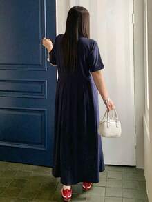 Dazy Plus 素色半開襟短袖刺繡圖案學院風收腰休閒針織長版大碼女款春夏季洋裝 - 藏蓝色 - 查看 2