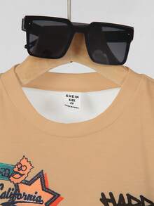 SHEIN Streecool Kids 两件套男孩条纹印花圆领T恤搭配水洗牛仔裤。牛仔口袋装饰T恤与水洗牛仔裤面料相得益彰，打造别具一格的穿搭。简约时尚的设计彰显男孩的个人魅力，适合日常休闲和校园穿着，四季皆宜。 - 杏色 - 查看 3