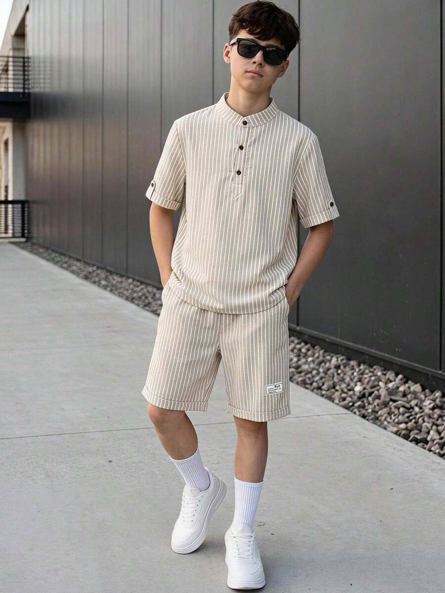 两件套幼儿男童休闲绅士条纹领短袖衬衫+短裤套装，门襟处有3颗装饰纽扣，袖口可调节，品牌标签装饰，适合日常休闲穿着、家庭聚会、婚礼花童、生日派对、户外活动、通勤、上学、短途旅行、度假、旅游、婚礼、舞会、毕业典礼等场合。