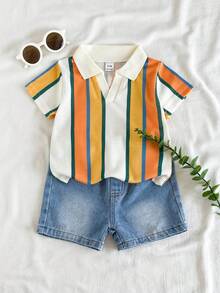 SHEIN Vintaside Kids 2件組男嬰夏季休閒白色 Polo 衫與水洗牛仔短褲套裝，親子穿搭派對造型，男嬰短袖條紋上衣 - 彩色 - 查看 1