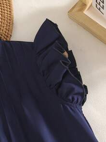 SHEIN Sparklyn 這是一套由兩件組成的套裝：一件帶有花卉刺繡和荷葉邊的短袖上衣，以及一件鬆身直筒彈性腰帶長褲，適合前青春期女孩在夏天穿著。 - 寶藍色 - 查看 3