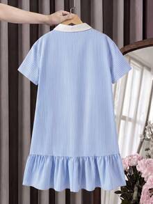 SHEIN 兒童青少年女孩 Polo 領條紋刺繡圖案短袖中長洋裝，對比色荷葉領花瓣袖印花洋裝，適合學校、戶外活動、購物，鈕扣洋裝 - 藍色 - 查看 2