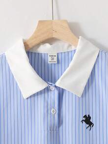 SHEIN 兒童青少年女孩 Polo 領條紋刺繡圖案短袖中長洋裝，對比色荷葉領花瓣袖印花洋裝，適合學校、戶外活動、購物，鈕扣洋裝 - 藍色 - 查看 3
