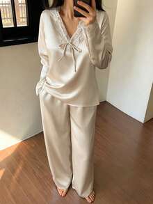 DAZY 2件組女款蕾絲拼接純色V領寬鬆緞面長袖褲裝睡衣套裝，秋冬款 - 杏色 - 查看 3