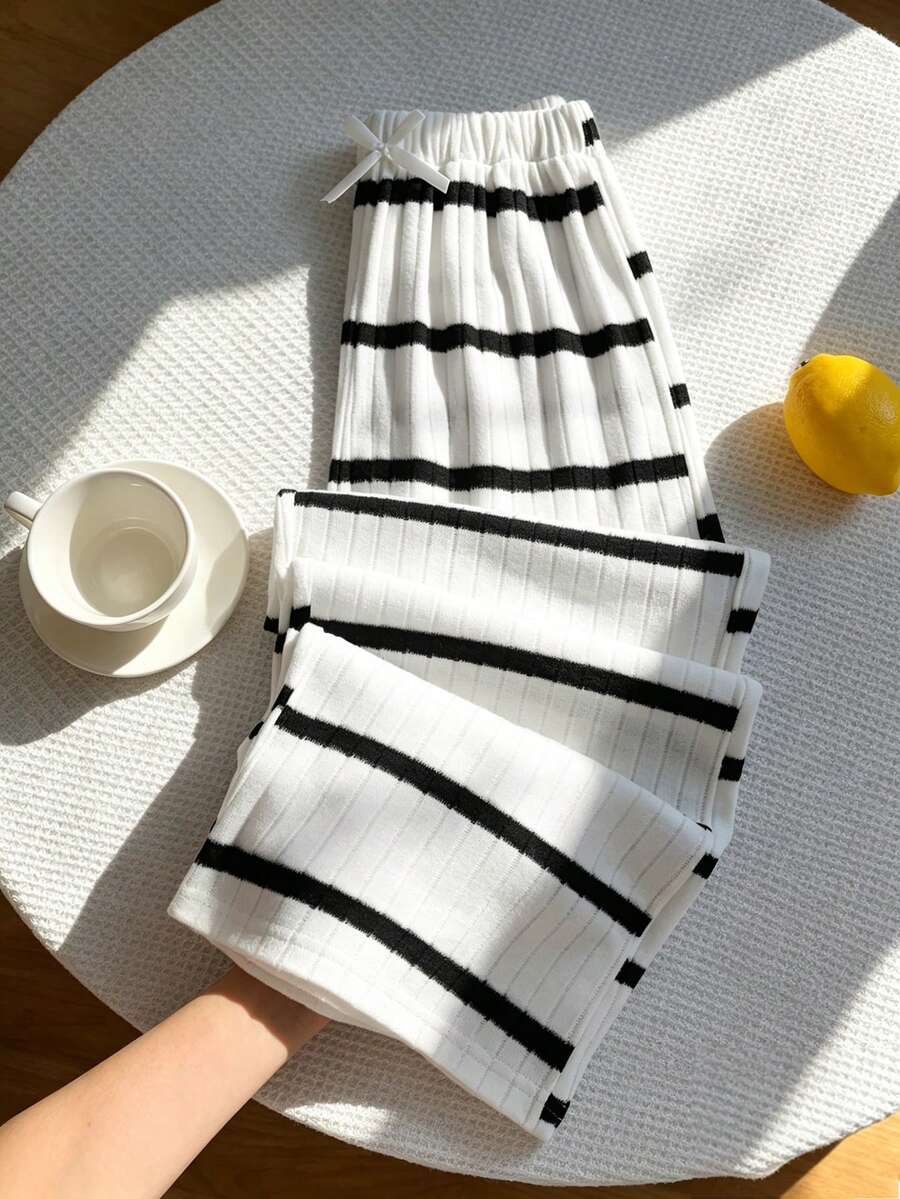 SHEIN 女童休閒條紋長褲 春夏秋款 黑白條紋彈性寬腿喇叭褲 附蝴蝶結裝飾 兒童長褲 秋冬極簡時尚日常穿搭 - 白色 - 查看 1