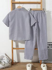 SHEIN 2件組兒童青少年男孩休閒學院風條紋翻領長袖寬鬆開襟襯衫與素色直筒長褲套裝，適合學校、花園、海灘、生日，春、夏、秋、冬四季穿著 - 黑與白 - 查看 3
