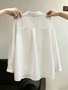 SHEIN Essnce Camisa blanca de botones holgada y cómoda para mujer talla grande, estilo casual tradicional minimalista, con bolsillos grandes, top de primavera/otoño/verano - Blanco - Ver 3