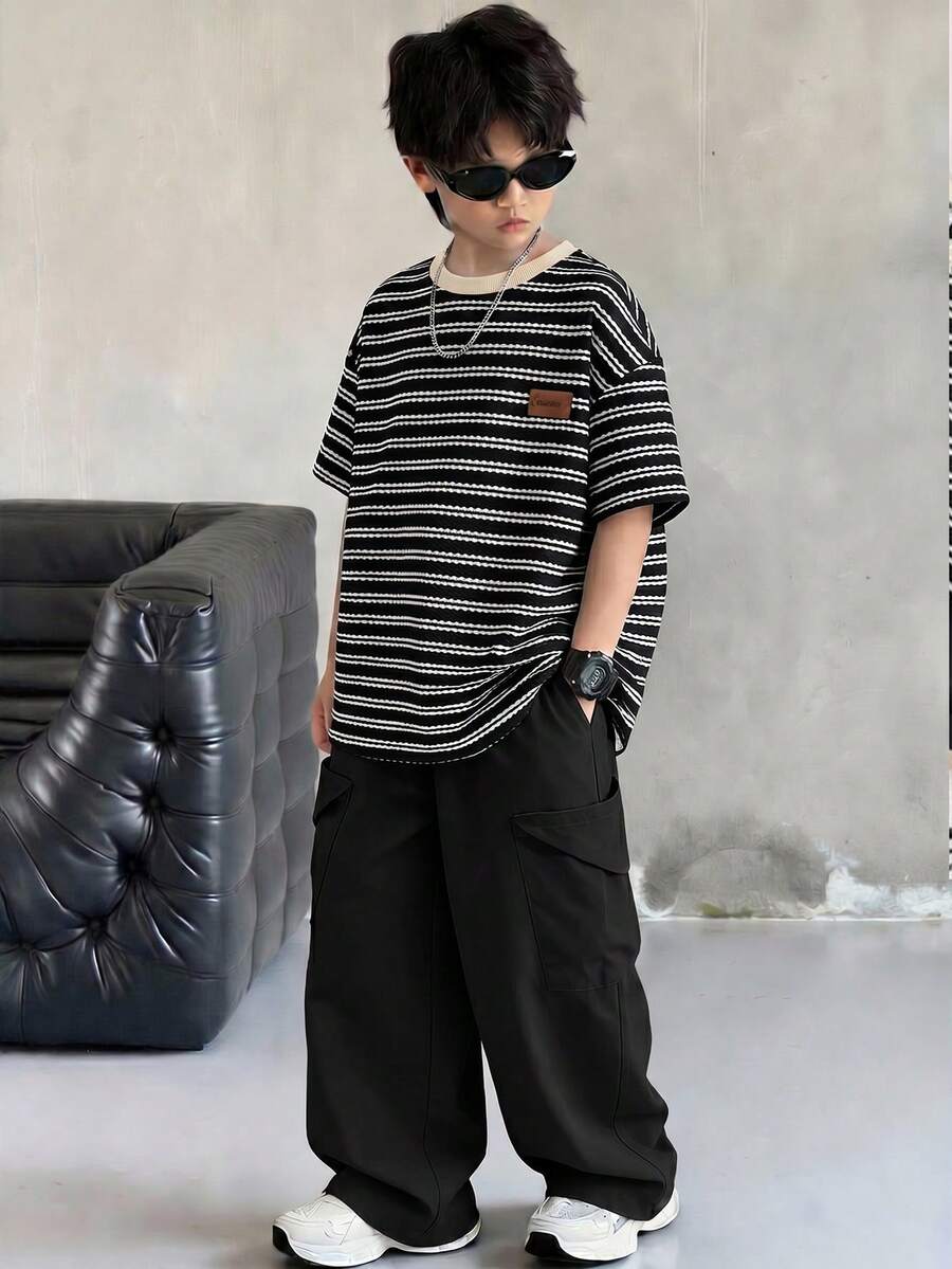 两件套儿童男童休闲条纹圆领宽松短袖T恤和黑色休闲裤针织运动套装,适合春夏季节、郊游、情人节、约会、旅行、度假、家庭聚会、返校、婚礼、晚宴、运动、生日派对等场合。 - 彩色 - 查看 1