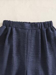 SHEIN Sparklyn 這是一套由兩件組成的套裝：一件帶有花卉刺繡和荷葉邊的短袖上衣，以及一件鬆身直筒彈性腰帶長褲，適合前青春期女孩在夏天穿著。 - 寶藍色 - 查看 6