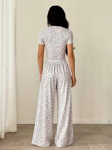 SHEIN PETITE Setelan Kasual Musim Panas Motif Leopard: Kaos dan Celana 2 Potong - Light Grey - View 2