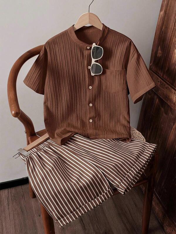 SHEIN Vacaura Bộ 2 món áo sơ mi cổ đứng vải sọc vân cho bé trai phong cách thường ngày đi học, kèm quần short sọc nhuộm sợi, thoải mái thời trang