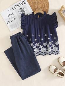 SHEIN Sparklyn 這是一套由兩件組成的套裝：一件帶有花卉刺繡和荷葉邊的短袖上衣，以及一件鬆身直筒彈性腰帶長褲，適合前青春期女孩在夏天穿著。 - 寶藍色 - 查看 5