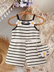 SHEIN Vintaside Kids 女童夏季新款彩色鉤編彈性波浪條紋無袖修身連身褲，附肩帶與花朵裝飾，搭配精緻花卉斜挎包，甜美可愛度假海灘連身褲套裝 - 黑與白 - 查看 10