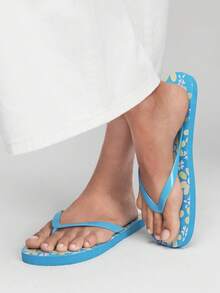 Grefit Sandalias de dedo con estampado de leopardo, zapatos de triángulo para vacaciones de verano en la playa, pantuflas cómodas para usar en casa - Azul cielo - Ver 4
