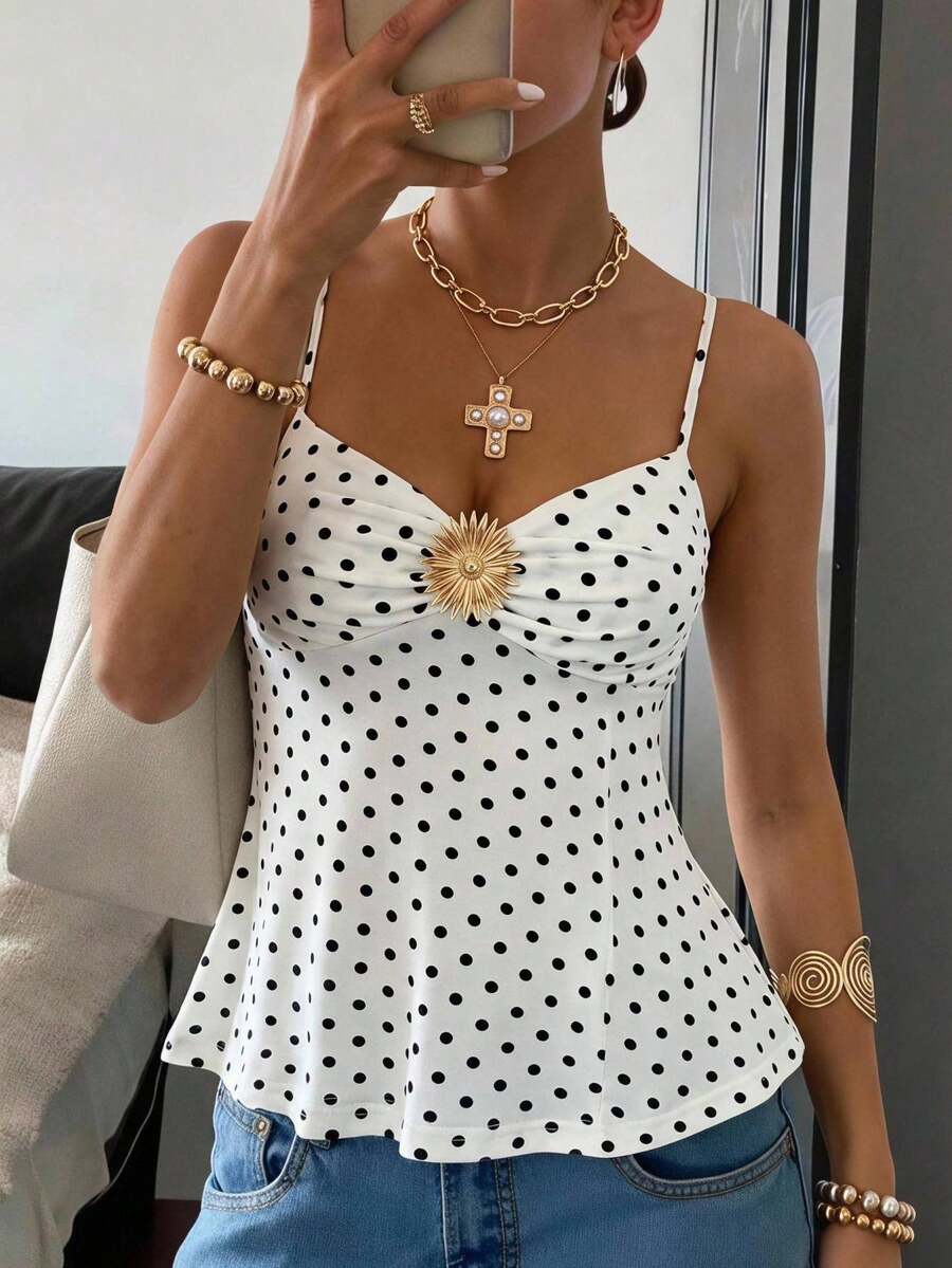 SHEIN EZwear توب كاميسول نسائي متنوع الاستخدام للارتداء اليومي، مزين بنقشة البولكا دوت المعدنية والطيات - أبيض - مشاهدة 1