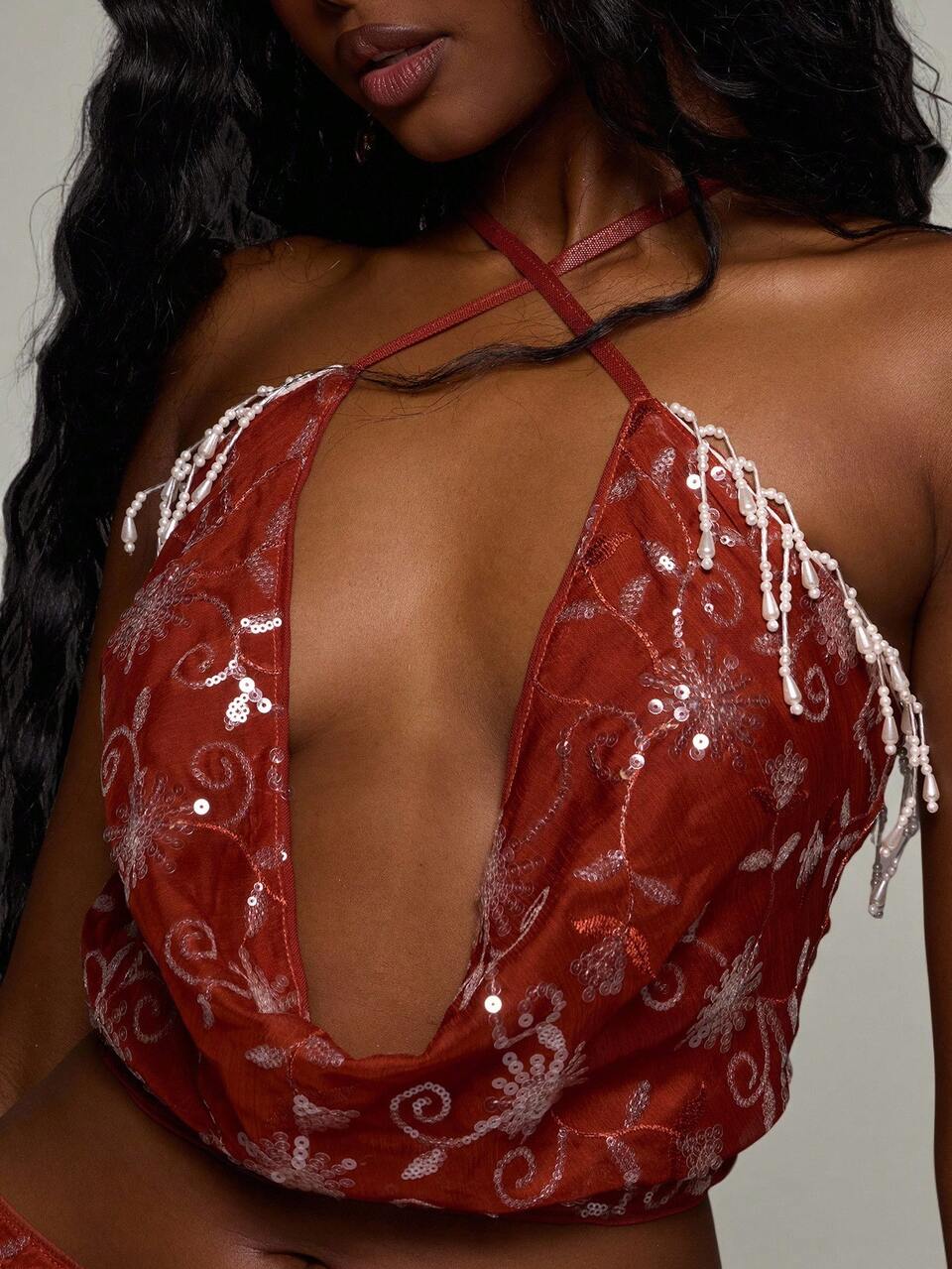 Top con cuello de capucha, lentejuelas y borlas en naranja quemado