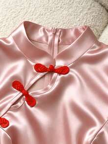 SHEIN Franclia 女款黑色無袖連身裙，小立領設計，右側開衩縫線配裝飾盤扣，左側下擺開衩，背後中央拉鍊，收腰修身剪裁，中式風格 - 粉色 - 查看 6