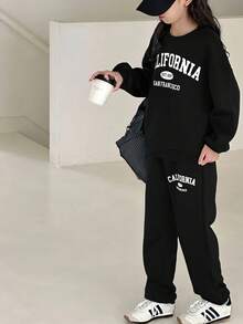 青少年女孩舒適休閒極簡英文標語印花大尺寸圓領長袖套頭運動衫與錐形運動褲套裝，適合居家與外出，深綠色，聖誕節 - 黑色 - 查看 4