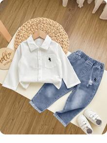 SHEIN Baby Boy Knight Graphic Print Textured Single-Breasted Shirt And Pocket Distressed Denim Jeans 2 Pieces Set - Light Wash - View 4