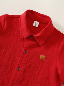 SHEIN 兒童小男孩學院風紅色長袖襯衫與白色長褲套裝 - 彩色 - 查看 5