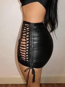 SHEIN BamGlam Saia sexy de couro PU para senhora, novo estilo, com pregas laterais e abertura irregular, frente com pregas e tiras cruzadas, corte ajustado, com cinto, adequada para looks de discoteca e estilo urbano - Preto - Ver 1