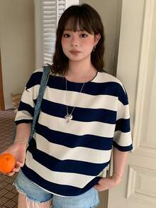 Dazy Plus 女款大尺碼拼色拼接條紋寬鬆 Polo 領中袖休閒夏季 T-shirt - 藍白色 - 查看 3