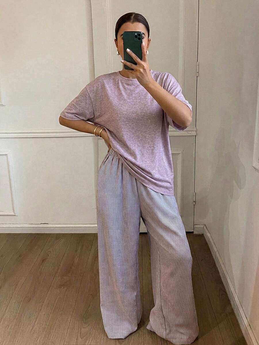 DAZY 2件組女款簡約修身短袖T恤與寬鬆睡褲家居服套裝 - 淡紫色 - 查看 1