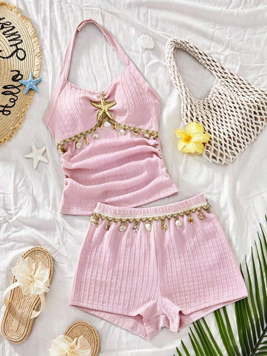 SHEIN Sparklyn 少女海洋風掛脖式兩件式泳衣套裝,3D壓褶紋理,掛脖設計貼合肩頸,上衣飾有水鑽海星、貝殼與金色流蘇,腰部綴有天然貝珠,營造海洋浪漫風情,附同材質百褶短褲 - 粉色 - 查看 1