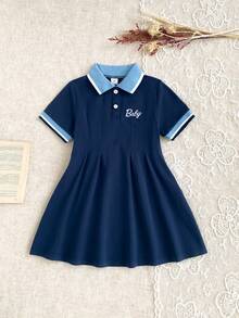 SHEIN Vestido plisado para niñas de verano, versátil, lindo y minimalista, con cuello acanalado, puños acanalados y patrón bordado en rosa - Azul Marino - Ver 4