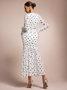 MaterniChic Vestido de maternidad elegante ajustado con estampado de lunares, manga larga y fruncido - Blanco y Negro - Ver 4