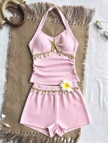 SHEIN Sparklyn 少女海洋風掛脖式兩件式泳衣套裝，3D壓褶紋理，掛脖設計貼合肩頸，上衣飾有水鑽海星、貝殼與金色流蘇，腰部綴有天然貝珠，營造海洋浪漫風情，附同材質百褶短褲 - 粉色 - 查看 6