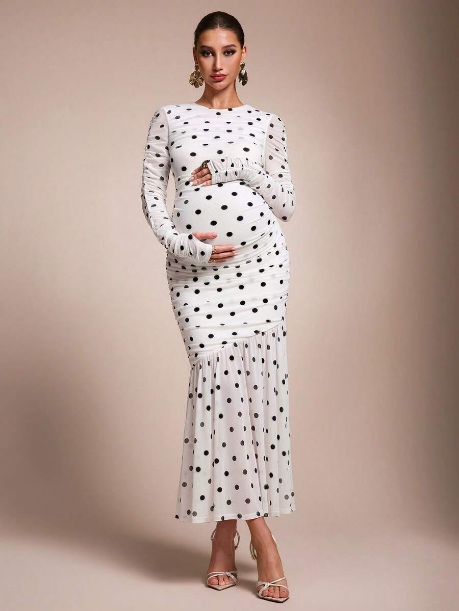 MaterniChic Vestido de maternidad elegante ajustado con estampado de lunares, manga larga y fruncido - Blanco y Negro - Ver 1