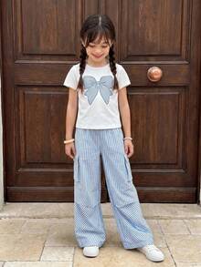 SHEIN Casuvi Kids 2件/套 青少年女孩休閒T恤&工裝褲套裝，蝴蝶結刺繡圖案圓領短袖T恤與長褲，春夏季時尚穿搭 - 藍白色 - 查看 4