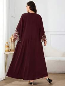 Al Najma 大尺碼女款花卉刺繡袖口優雅阿拉伯風洋裝 - 酒紅色 - 查看 2