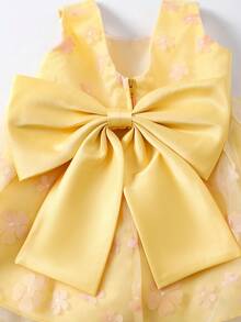 SHEIN Glamorique Kids 黃色女嬰無袖公主洋裝，背面可拆卸緞面蝴蝶結，柔軟薄紗面料配3D花卉刺繡，適合嬰兒生日派對、週歲宴、家庭聚會、婚禮、日常出遊、拍照、夏季洋裝、畢業舞會禮服 - 黃色 - 查看 7