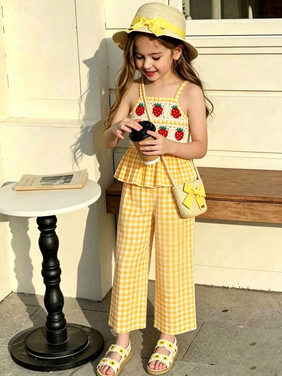 Elladie kids 女童幼童春夏季休閒時尚新款背心套裝,正面3D草莓鉤編蕾絲裝飾,針織面料紅白格紋,無袖吊帶上衣搭配針織格紋面料休閒時尚長褲2件套,柔軟舒適面料,適合女童幼童可愛俏皮,韓系甜美風,休閒時尚,通勤舒適穿搭,適合日常上學、外出、度假、派對、節日,春夏季穿著 - 黃色 - 查看 1