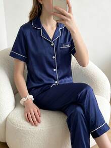 女童優雅經典甜美可愛休閒日常時尚舒適親膚編織仿絲素色深藍色配白色滾邊口袋「Sweet」英文刺繡開襟翻領短袖上衣與長褲睡衣套裝，2件式居家服 - 藍色 - 查看 10