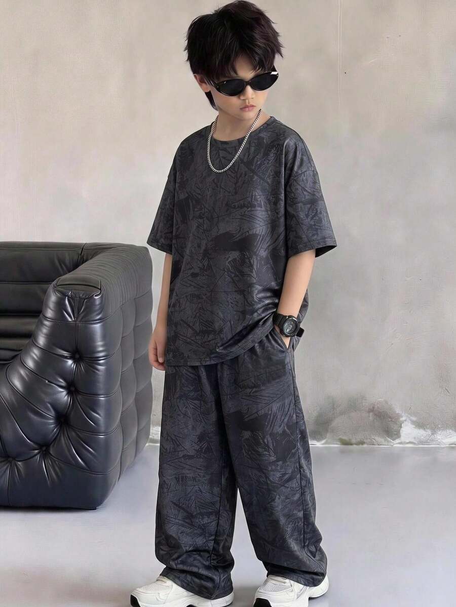 SHEIN 2件組兒童青少年男孩休閒學院風紮染圖案圓領短袖T恤與長褲套裝,男孩套裝,適合春夏季、情人節、約會、夏季穿搭、海灘週末、家庭聚會、開學季、婚禮季、運動、生日派對 - 彩色 - 查看 1