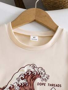 SHEIN Streecool Kids 男童度假休閒波浪圖案圓領短袖T恤與條紋印花短褲套裝，島嶼風格海灘週末夏季穿搭，優雅服飾適合外出、度假、旅行、拍照，春/夏新品 - 卡其色 - 查看 4